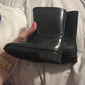Black rain boots size 7